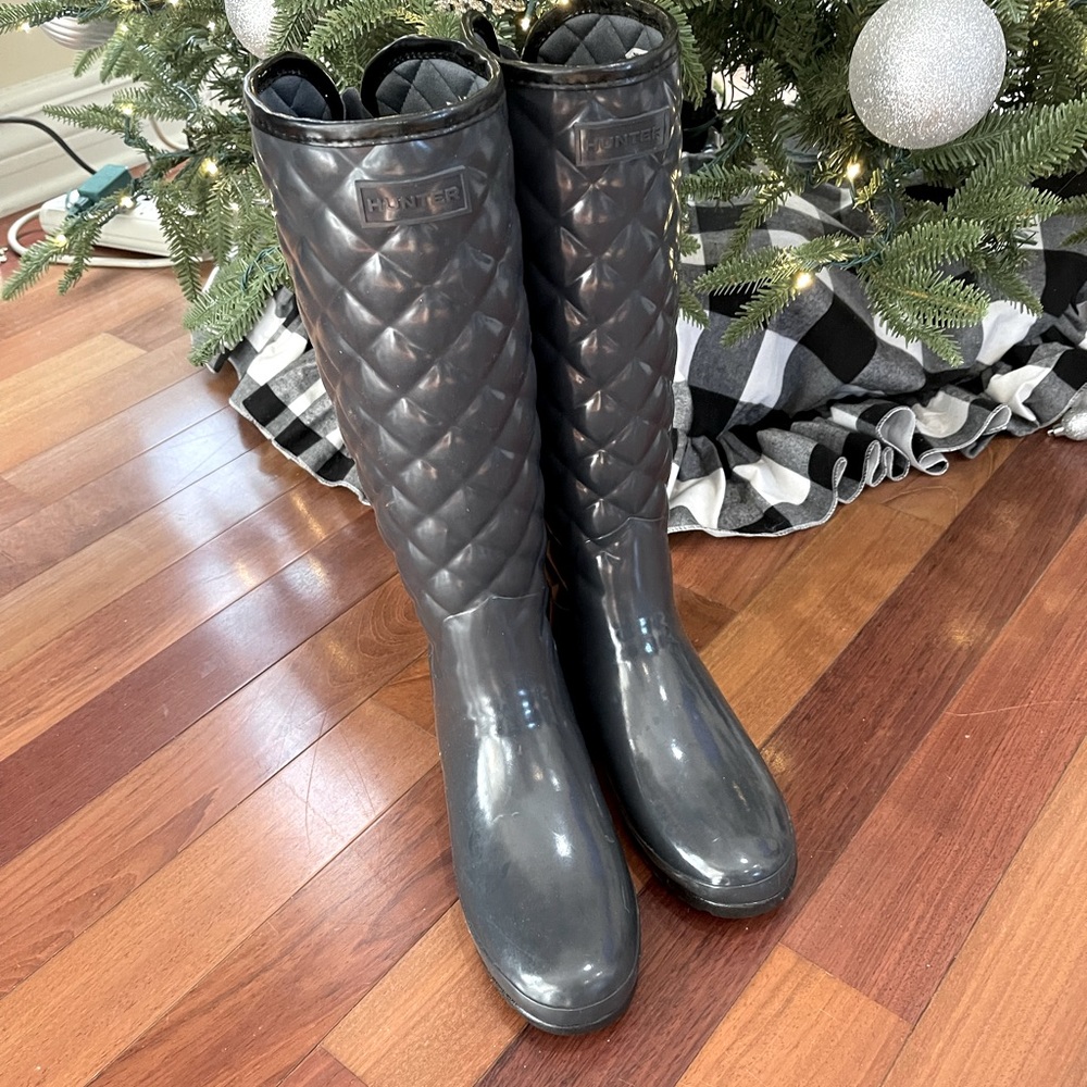 Gorgeous Quilted Glossy Hunter boots in perfect condition